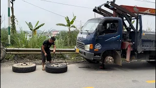 30 minutes to change a new tire for a self-propelled crane that exploded on the road