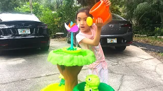 Savannah and Daddy Pretend Play With The Magic Flower Water Table