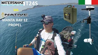 Motore elettrico Watersnake T24S montato di lato sul kayak a pedali Native Manta Ray 12 Propel.