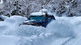 Nathia gali Live snowfall 🧐 || snow jumping competition ||🥶 برف میں جمپ لگانا پڑا😰