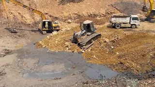 Wow, Incredible Great Work  1 Of 2 Power Strong Push Stone Into Deep Mud Excavator Is Cleaning Out