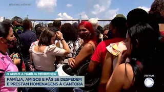 Familiares, amigos e fãs se despedem e prestam homenagem à Marília Mendonça.