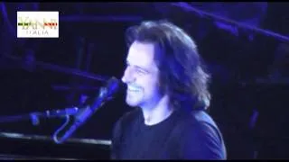 Yanni Live in Budapest-Yanni Bacia una Fan