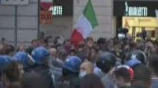 Police use water cannon against protesters in Rome