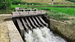 Dam construction with six of the flood discharges