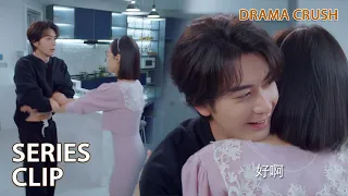 As soon as Xiao saw Lin Xi, he take off all his clothes and show her that one.