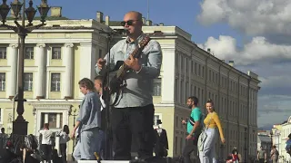 Стрит-концерт Александра Короткова на Дворцовой . Санкт-Петербург.