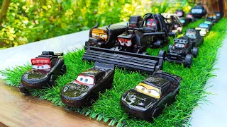 Clean up muddy mini Cars & disney car convoys! Play in the garden