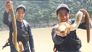 Catching an Eel After a Month of Trying || Enjoying a Meal with Family.