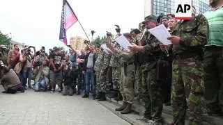 Pro Russians take oath of allegiance in central Donetsk