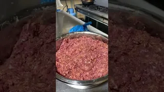 Preparando carne para hamburguesa