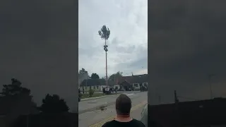 Großkrut: Maibaum stürzt auf Nachbarhaus       - Video (c) Carina Graf