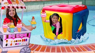 Emma Pretend Play con Flotadores Inflables Gigantes en la Piscina  | Juguetes Divertidos