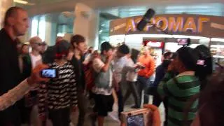 110905 SHINee in Sheremetyevo (Russia) (3)