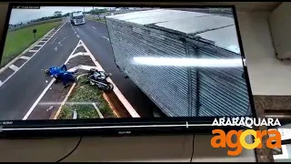 Vídeo mostra momento exato de acidente entre caminhão e motocicleta em Araraquara; uma pessoa morreu