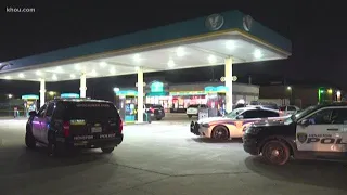 Off-duty deputy shoots robbery suspect at gas station, three other suspects on the run