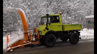 Unimog 407 beim Schneeschleudern