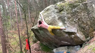 Jérémy Bonder in Ouroboros 8A+ Fontainebleau