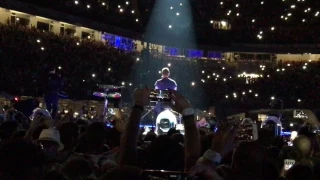 Chris Martin has a Spider on his piano. Coldplay - Everglow Live @ San Siro (Milan)