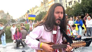 Лєнта за лєнтою набої подавай! Колумбійський гурт Los iankovers виконує пісню УПА у Празі