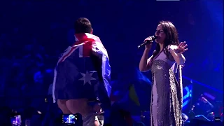 The guy showed his ass in Eurovision 2017.Чувак показал жопу на Евровидение 2017