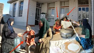 From the snowy mountain to the village: Grandma earnemoney by baking bread in the villagers' house