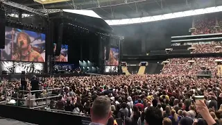 Liam Gallagher - Live Forever w/ Foo Fighters (Wembley 03/09/22) - Taylor Hawkins Tribute