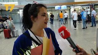 Mërgimtarja shokon gazetaren, -Qe 10 vjet nuk jom kon-, pritet me lule në aeroport | T7