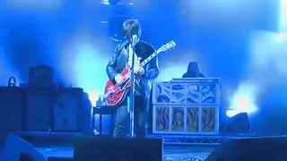 Noel Gallagher Awesome Live Forever Guitar Solo 2009