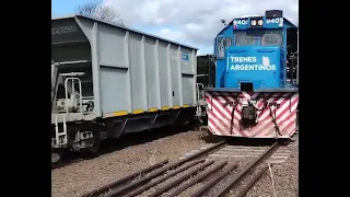 CRUCE DE TRENES del URQUIZA CARGAS en DOMÍNGUEZ ER GT 26 9405 y 7935 Trenes Argentinos Agosto 2022