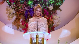 Candice Swanepoel ganha o prêmio de Mulher do Ano | REVOLVE Awards 2019