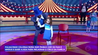 Palhacinho Colorau e família se apresentam no palco do Hora do Faro