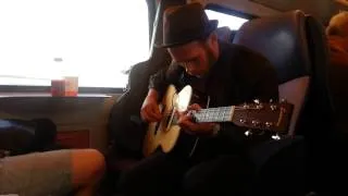 Michael Prins zingt een nummer in de trein naar Amsterdam.