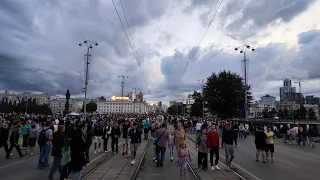 Толпы народа на проспекте Ленина, празднование дня города, 300-летие Екатеринбурга