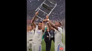 Alaba celebration with chair after winning final || réal Madrid 1-0 Liverpool 2022