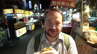 Trying a Gua Bao (刈包) for the first time in Taiwan