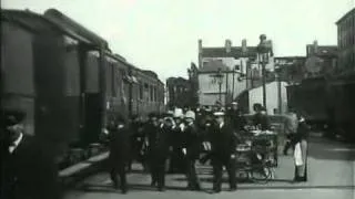 Lyon arrivée d'un train à Perrache (1896) - The Lumière Brothers
