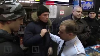 Потасовка муниципалов с полицейскими в Петербурге попала на видео