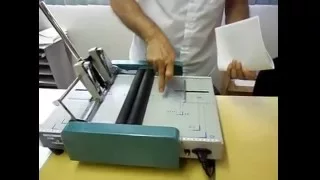 Máquina de grampear e dobrar semi-automática