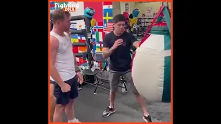 🥊 Canelo Alvarez shows Brandon Moreno his body shots skills.