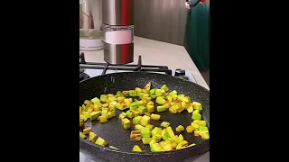 СОЧНАЯ КУРИЦА С ОРЕХОВЫМ СОУСОМ