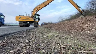 Mulchen auf Autobahn mit Liebherr R 926 MU und FAE Forstmulcher