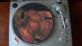 Слушаем винил Metallica Jump In The Fire 7" Shaped Picture Vinyl listening