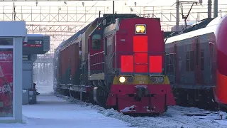 ТЭМ18ДМ-354 со снегоуборочной машиной СМ2Б-1358 чистят пути на станции Екатеринбург-Пасс.
