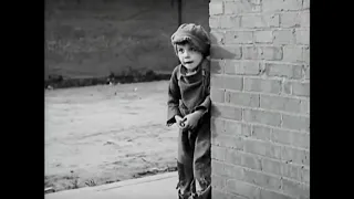 Cena do filme "O Garoto" (1921)