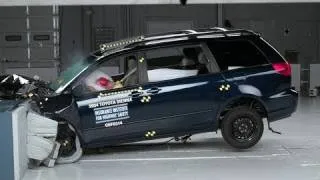 2004 Toyota Sienna moderate overlap IIHS crash test