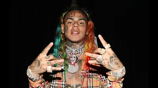 6ix9ine  throws money from  the sky in New York.funny moment