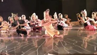 Malaysian Traditional Dance - Mengadap Rebab from Makyung Endeng Tejeli 2012