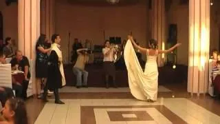 Грузинская пара на своей свадьбе танцуют Картули