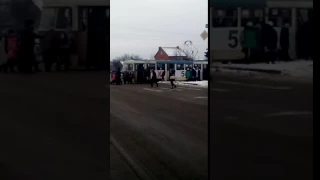 Ничего необычного для Харькова - просто люди толкают трамвай. #Салтовка